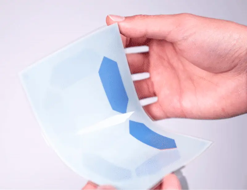 Two hands folding a very flexible battery by Ynvisible